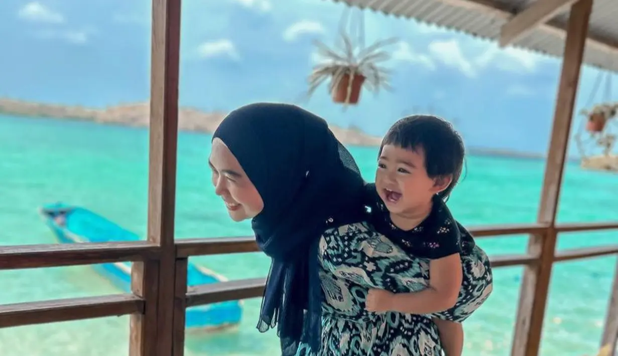 7 Potret Keakraban Ria Ricis, Moana & Keluarga Saat Liburan Lebaran Di Bali & Sumba 7 Potret Keakraban Ria Ricis, Moana & Keluarga Saat Liburan Lebaran Di Bali & Sumba