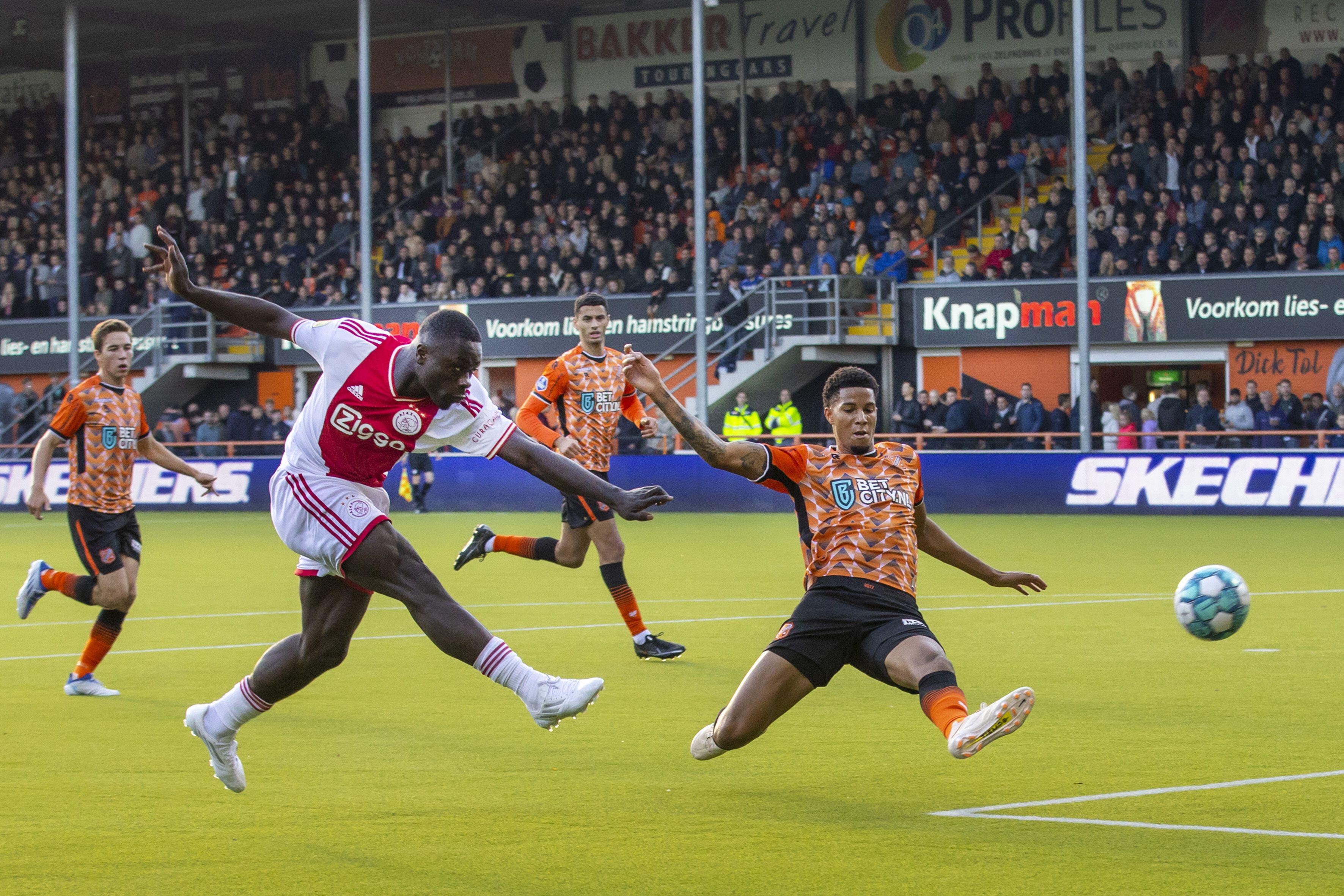 Ajax Extend Lead To Six Points Despite Refereeing Controversy Ajax Extend Lead To Six Points Despite Refereeing Controversy