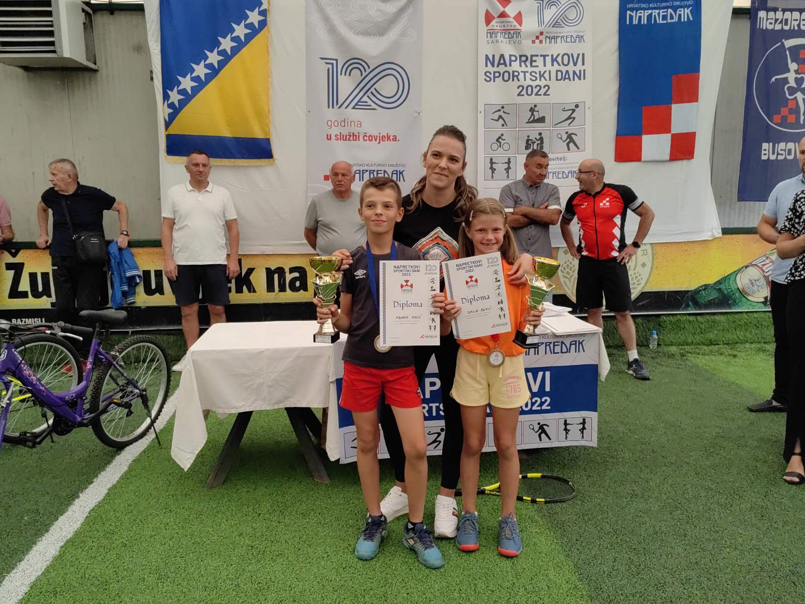 Alkaras: Kako Inspiriše Mlade Tenisere Alkaras: Kako Inspiriše Mlade Tenisere