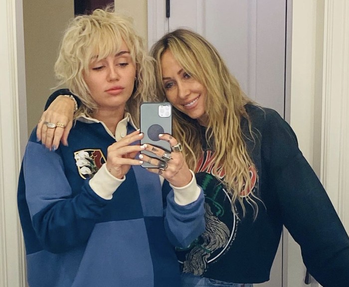 Analisis Busana Miley Cyrus: Makna Di Balik Setiap Outfit Analisis Busana Miley Cyrus: Makna Di Balik Setiap Outfit