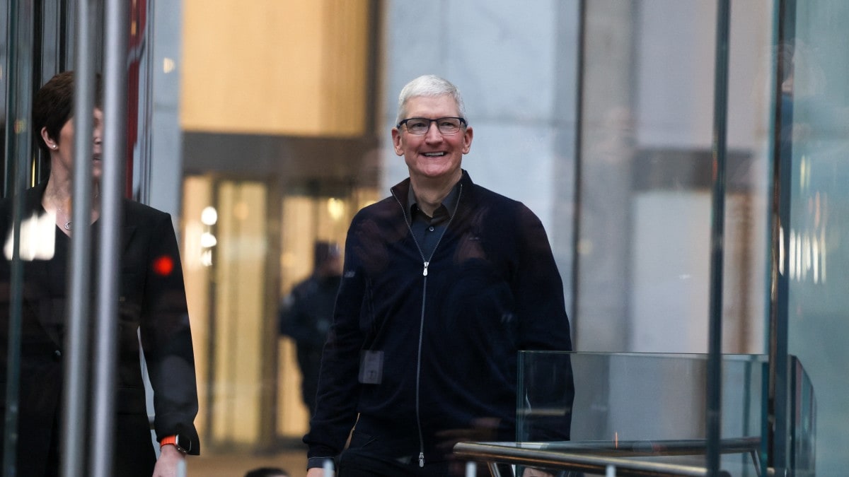 Apple CEO Tim Cook: A Difficult Year Apple CEO Tim Cook: A Difficult Year