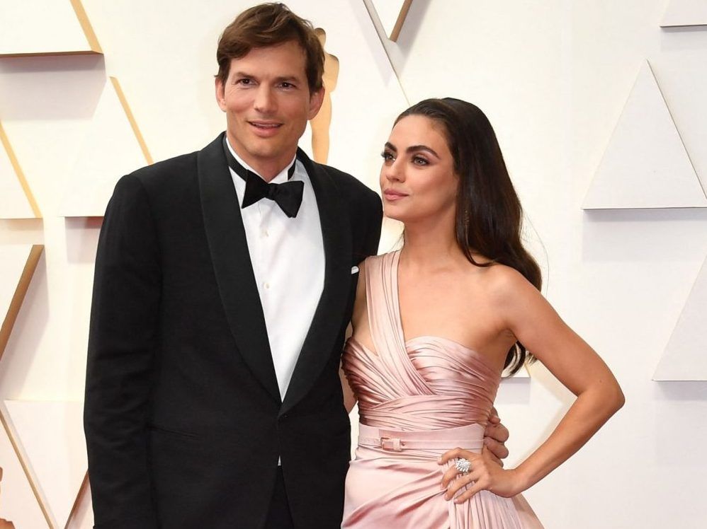 Ashton Kutcher And Mila Kunis: Post-Filming Stroll In Beverly Hills Ashton Kutcher And Mila Kunis: Post-Filming Stroll In Beverly Hills