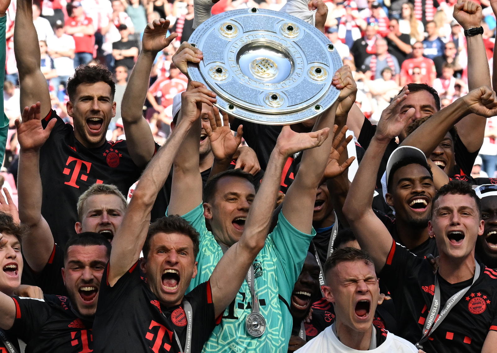 Bayern Celebrate Bundesliga Win: Muller's Final Home Appearance Bayern Celebrate Bundesliga Win: Muller's Final Home Appearance