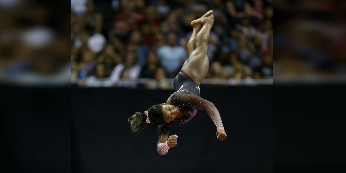 Biles Celebra: Una Gimnasta Repite Su Icónico Salto Biles Celebra: Una Gimnasta Repite Su Icónico Salto