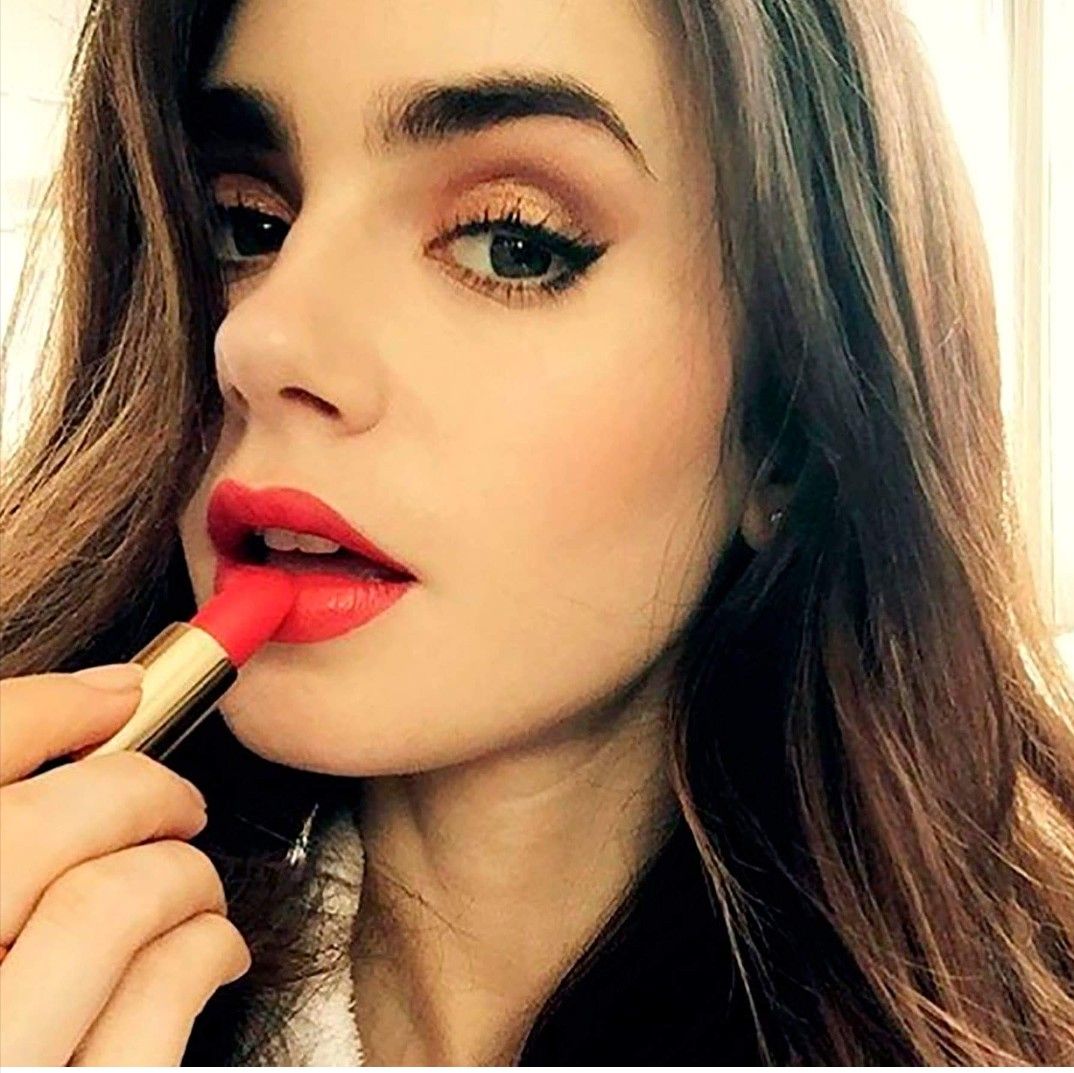 Bob Haircut, Bushy Brows, And Nude Lips: Lily Collins' Signature Style Bob Haircut, Bushy Brows, And Nude Lips: Lily Collins' Signature Style