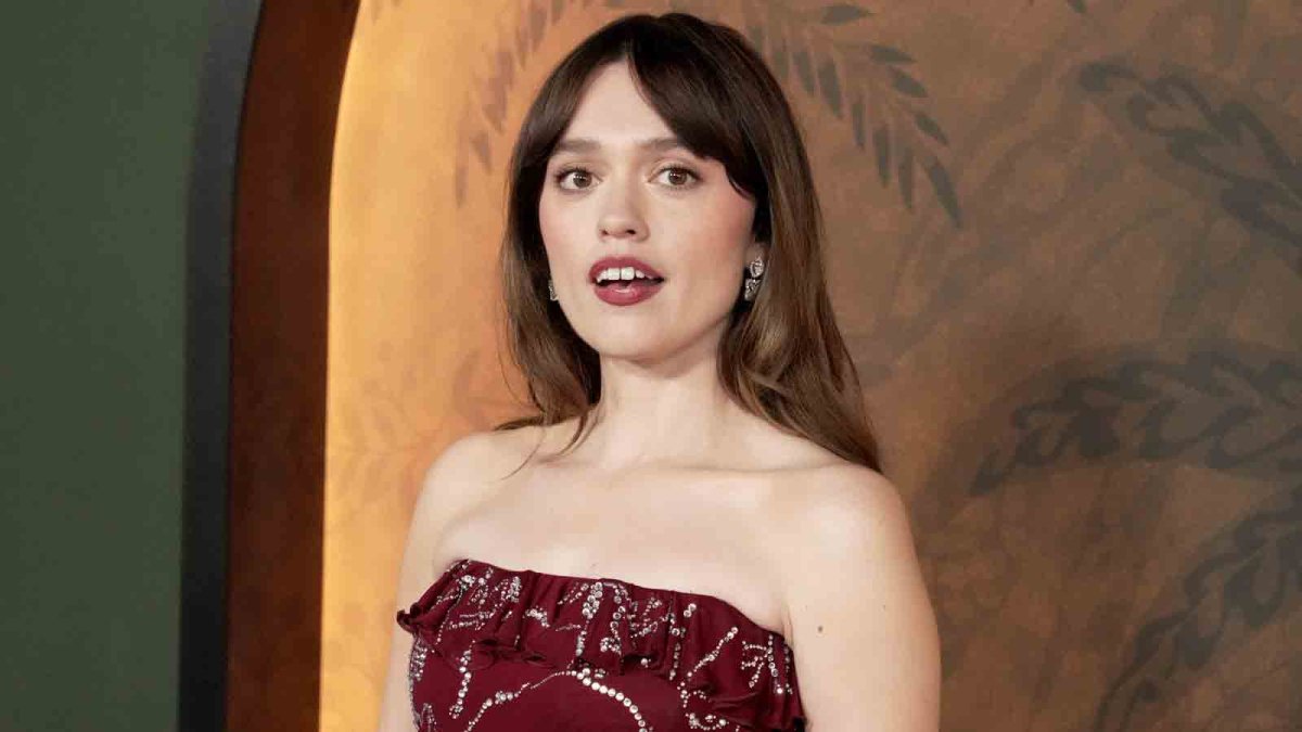 Bowen Yang Reacts: SNL's Aimee Lou Wood-Starring White Lotus Parody Bowen Yang Reacts: SNL's Aimee Lou Wood-Starring White Lotus Parody