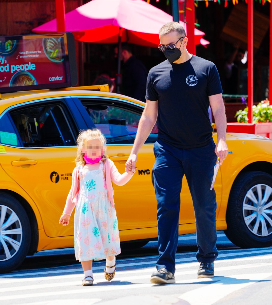 Bradley Cooper's Daughter Lea, 7, Twins With Dad In Green At Super Bowl Bradley Cooper's Daughter Lea, 7, Twins With Dad In Green At Super Bowl