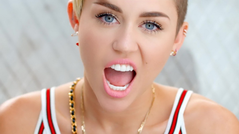 Busana Miley Cyrus: Ekspresi Berbagai Cerita Busana Miley Cyrus: Ekspresi Berbagai Cerita