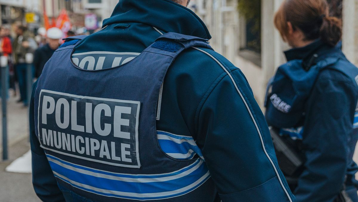 Cannes: Un Migrant Menace Passagers De Bus Avec Un Cutter Cannes: Un Migrant Menace Passagers De Bus Avec Un Cutter