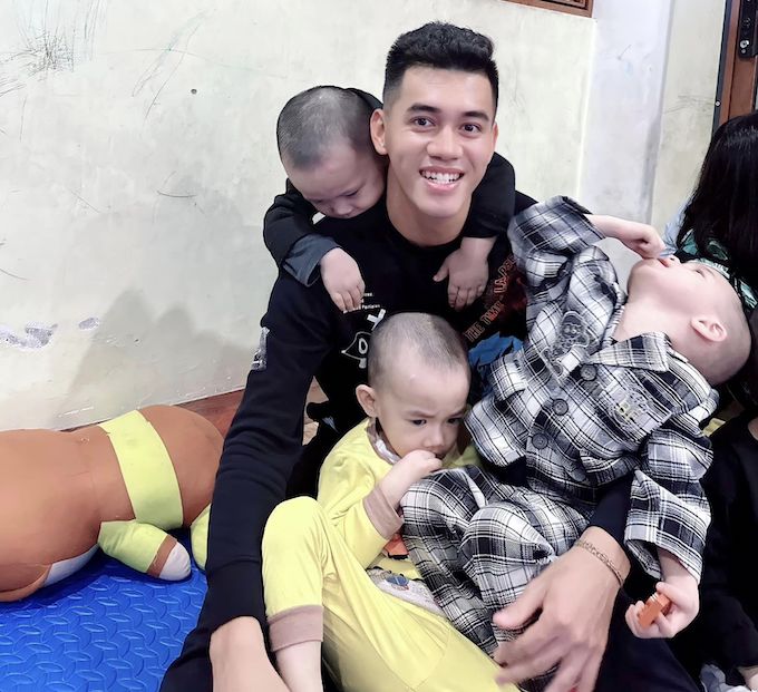 Câu Chuyện Cảm Động Của Tiến Linh: Từ Sân Cỏ Đến Trái Tim Nhân Ái Bình Dương