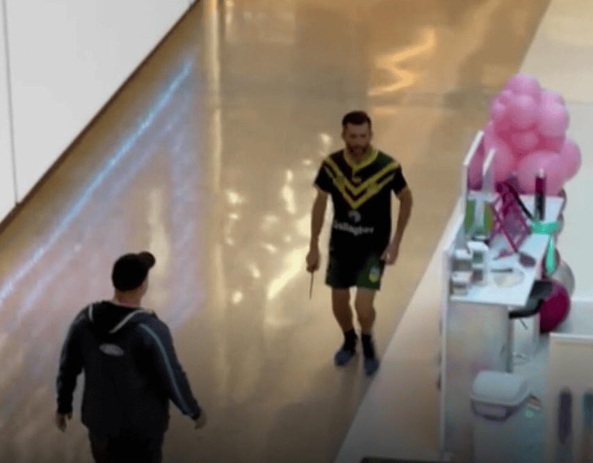 Çeki: Hetimi Pas Sulmit Me Thikë Që La Dy Të Vdekur Në Qendrën Tregtare Çeki: Hetimi Pas Sulmit Me Thikë Që La Dy Të Vdekur Në Qendrën Tregtare