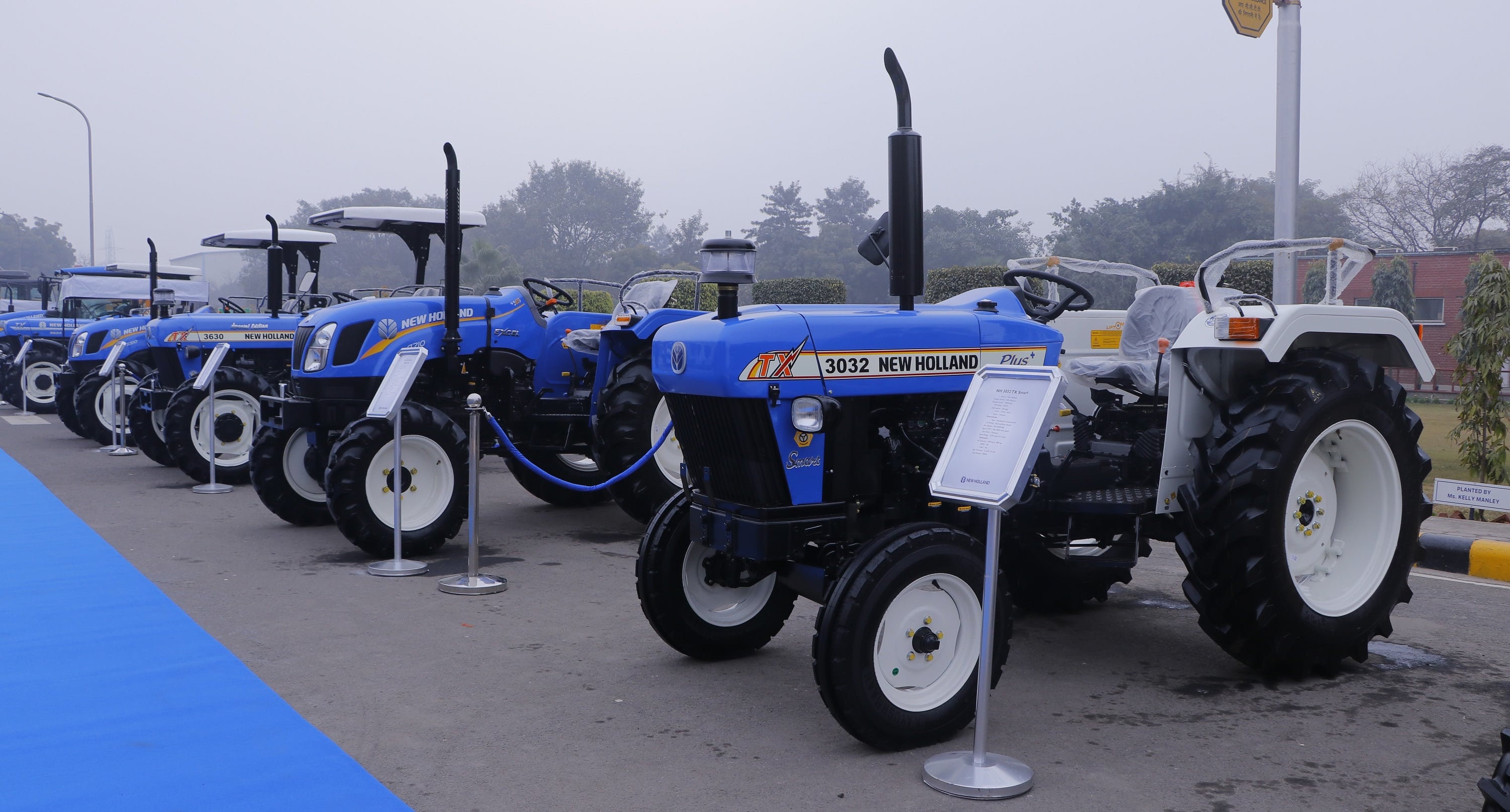 CNH Capital Recognizes Vater Machinery As Top New Holland Dealer CNH Capital Recognizes Vater Machinery As Top New Holland Dealer