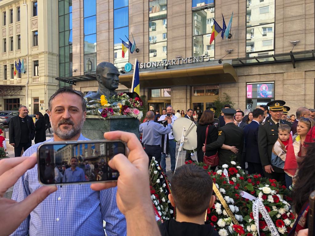 Controversa Fraților Tate:  Bătaie De Mulțime În Centrul Bucureștiului