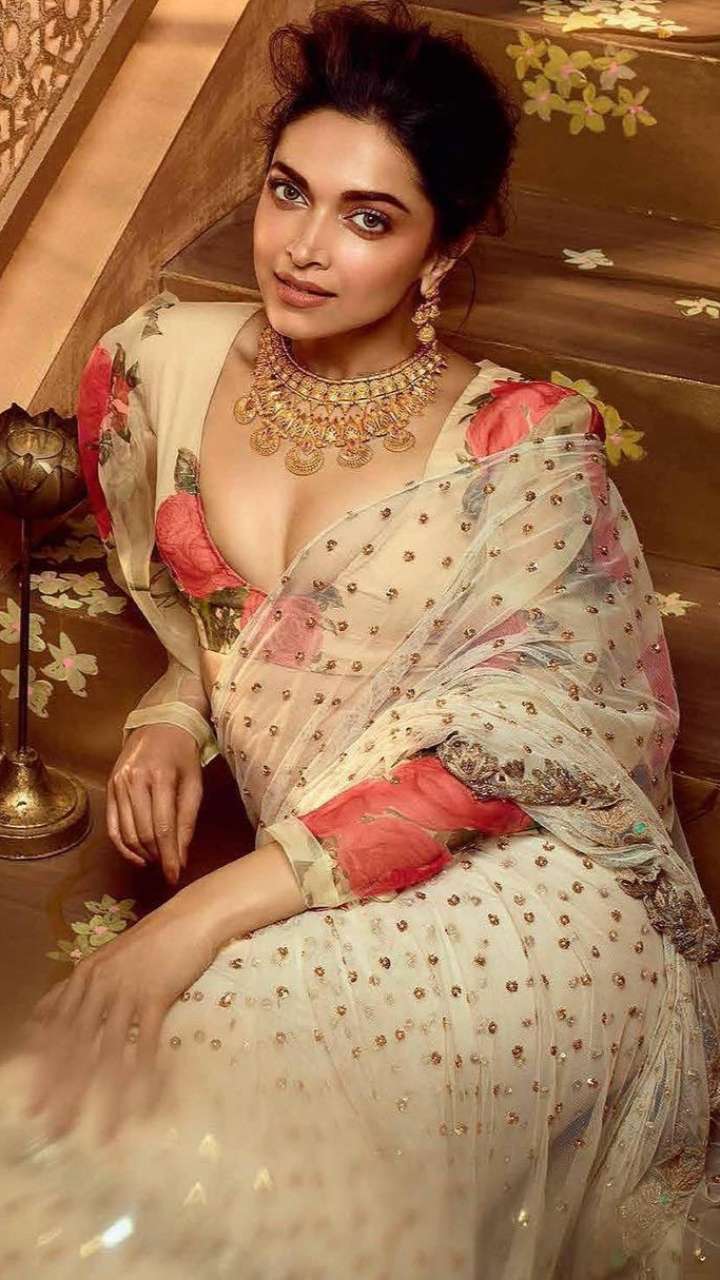 Deepika Padukone And Suhana Khan's Golden Glamour Moment Deepika Padukone And Suhana Khan's Golden Glamour Moment