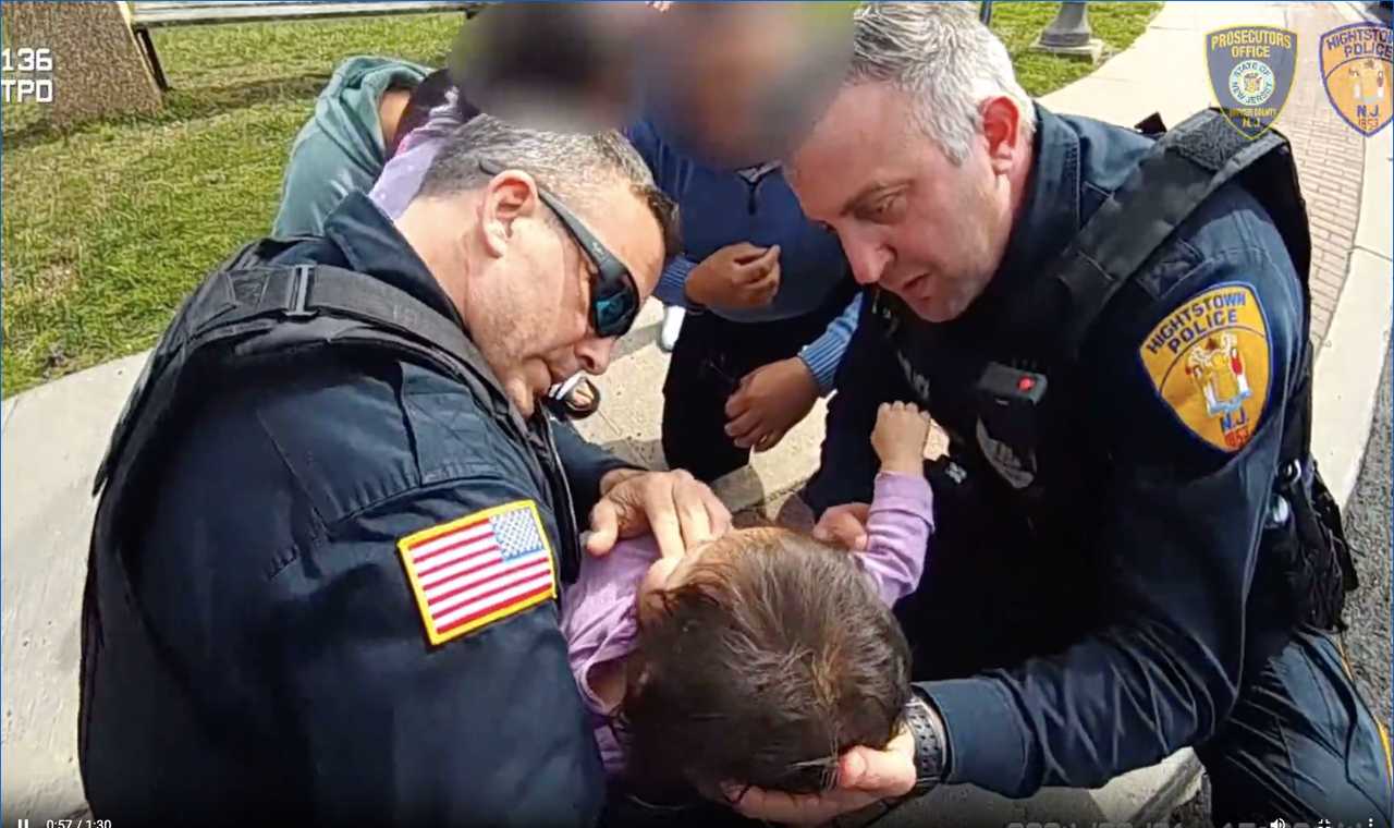 Dramatic Bodycam Video Shows Police Saving Toddler Choking On Tomato Dramatic Bodycam Video Shows Police Saving Toddler Choking On Tomato