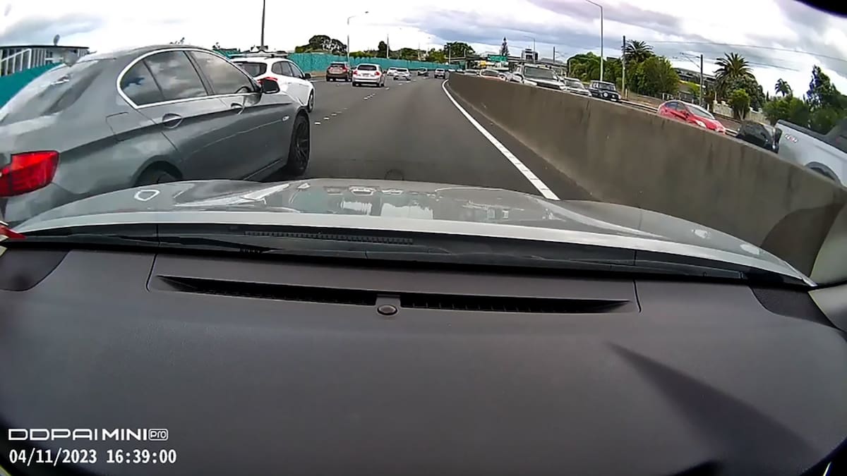 E-Scooter Rider's Dangerous Auckland Southern Motorway Trip: Dashcam Evidence E-Scooter Rider's Dangerous Auckland Southern Motorway Trip: Dashcam Evidence
