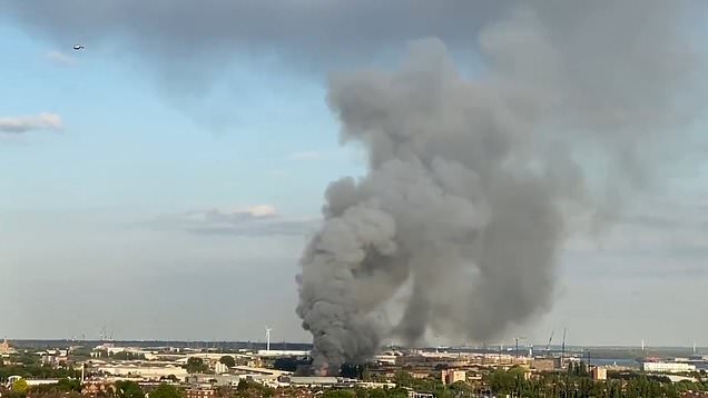 East London Fire: 125 Firefighters Battle Shop Blaze East London Fire: 125 Firefighters Battle Shop Blaze