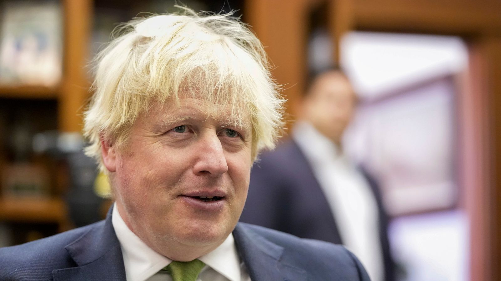 El Extraño Incidente De Boris Johnson En Texas: Un Avestruz Al Ataque El Extraño Incidente De Boris Johnson En Texas: Un Avestruz Al Ataque