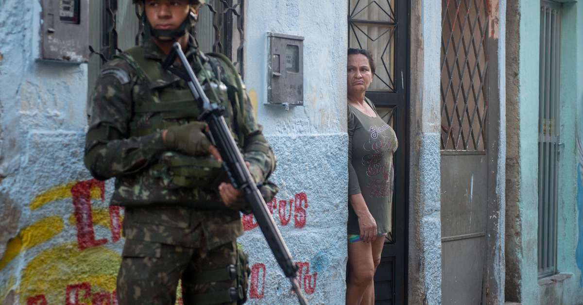 Emboscada Policial: Bandidos Disparam Contra Agentes