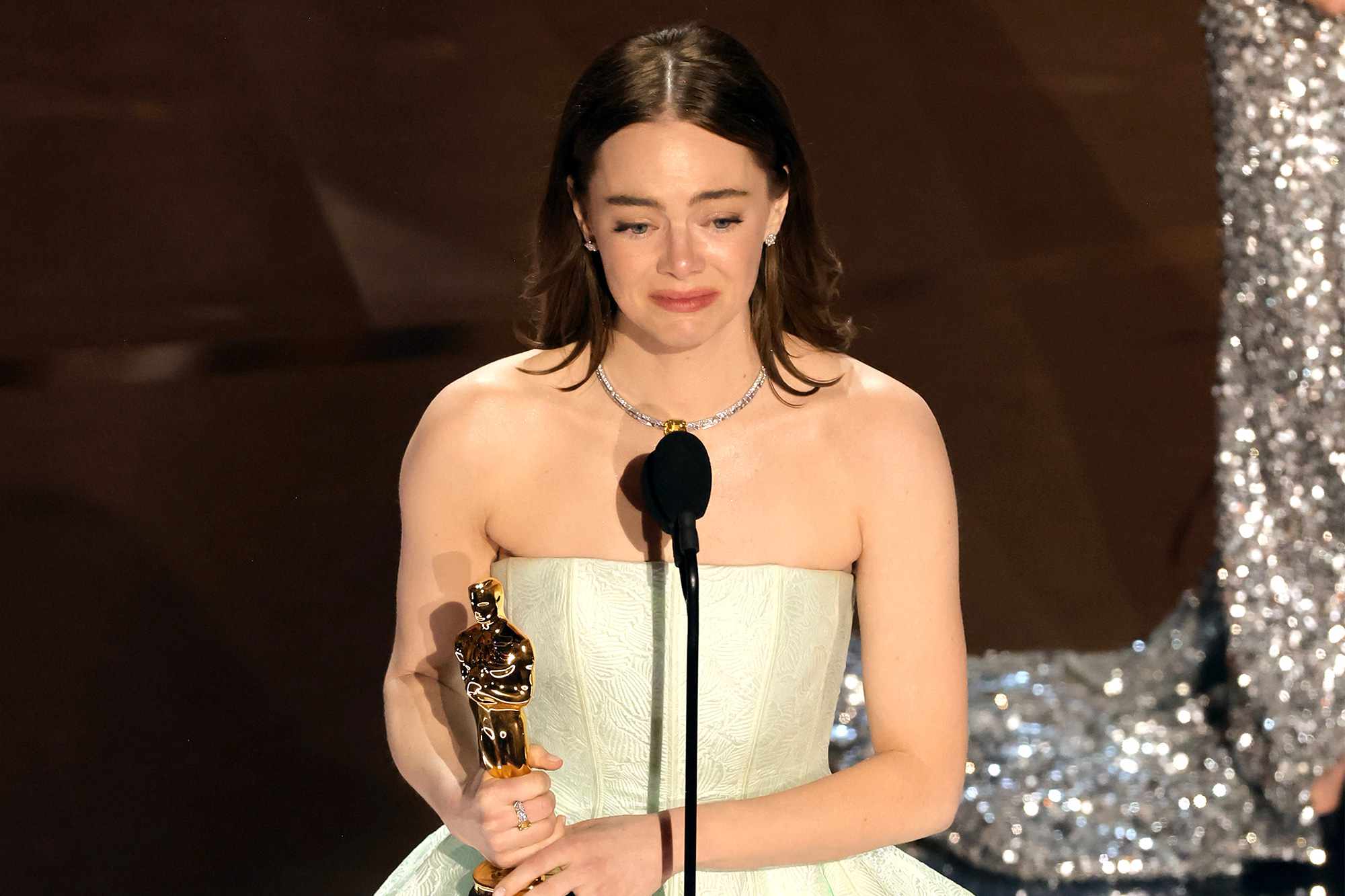 Emma Stone's Oscars 2025 Look: A Bold Sequin Louis Vuitton Dress And Retro Hairstyle Emma Stone's Oscars 2025 Look: A Bold Sequin Louis Vuitton Dress And Retro Hairstyle