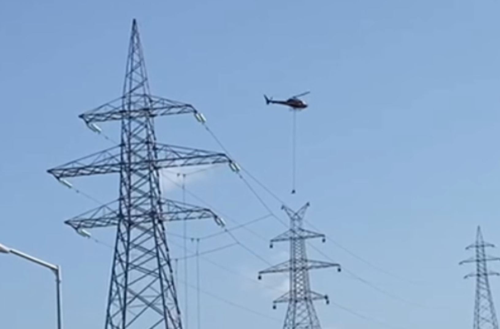 Επιδρομή Σε Ηλεκτρικά Αυτοκίνητα: Κλοπή Καλωδίων Σε Βίντεο Επιδρομή Σε Ηλεκτρικά Αυτοκίνητα: Κλοπή Καλωδίων Σε Βίντεο