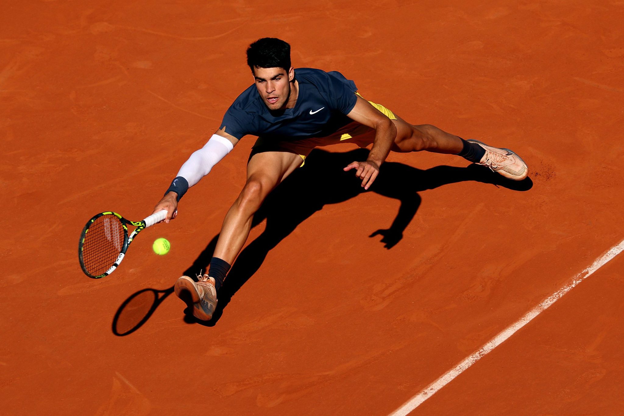 French Open: Alcaraz Wins Opener, Swiatek Impresses French Open: Alcaraz Wins Opener, Swiatek Impresses