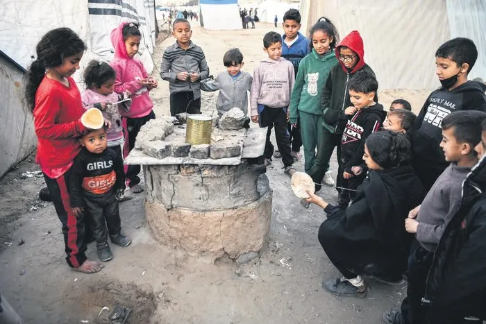 Gazzeli Çocuklar Çadırda Kuran Öğreniyor: Ezber Teknikleri Ve Önemi Gazzeli Çocuklar Çadırda Kuran Öğreniyor: Ezber Teknikleri Ve Önemi