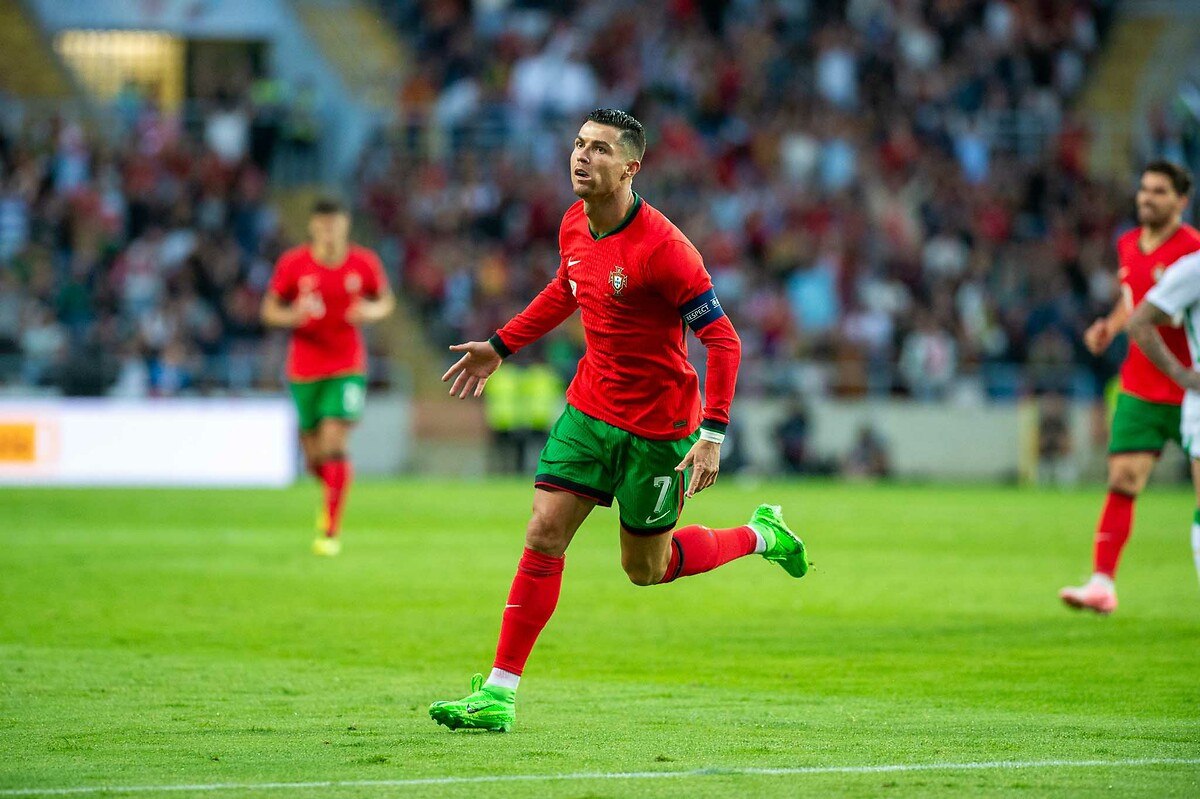 Hasselbaink'in Ronaldo'ya Emeklilik Önerisi: 2026 Dünya Kupası Tartışması Hasselbaink'in Ronaldo'ya Emeklilik Önerisi: 2026 Dünya Kupası Tartışması