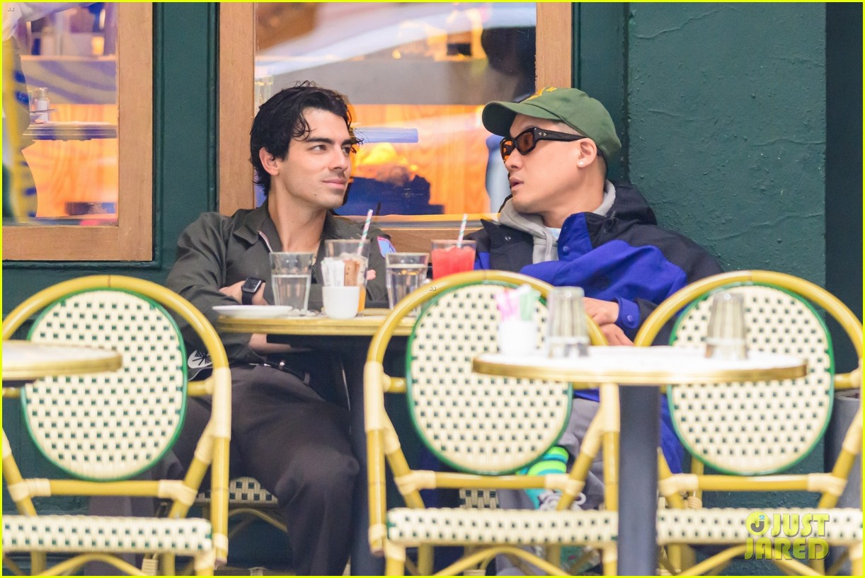 How Joe Jonas Handled A Couple Arguing About Him How Joe Jonas Handled A Couple Arguing About Him