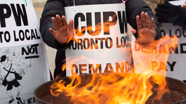 Is Canada Post Insolvent? The Case For Eliminating Door-to-Door Mail Delivery Is Canada Post Insolvent? The Case For Eliminating Door-to-Door Mail Delivery