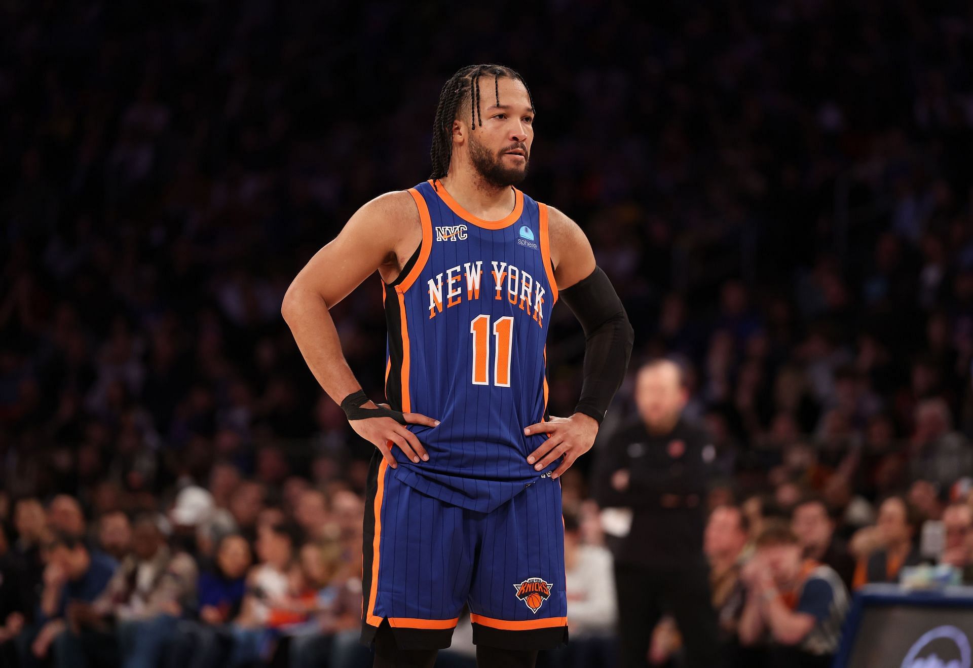 Jalen Brunson Rolls Ankle, Exits Knicks-Lakers Game In Overtime Jalen Brunson Rolls Ankle, Exits Knicks-Lakers Game In Overtime