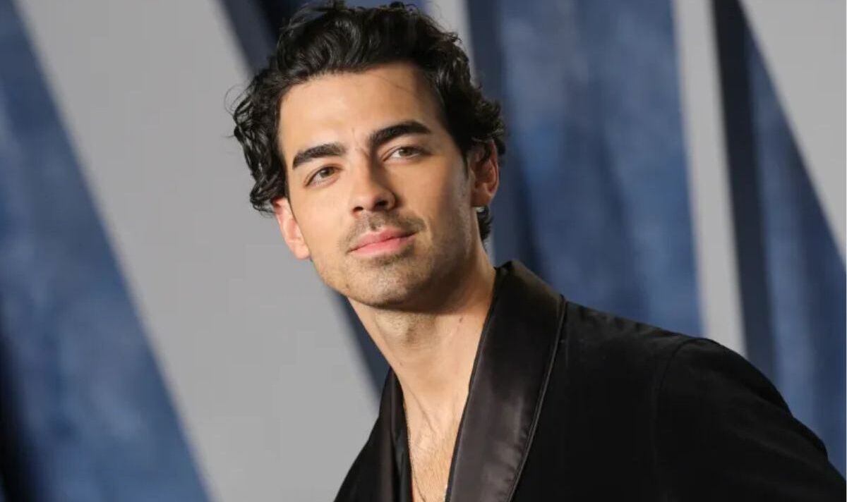 Joe Jonas And The Couple's Hilarious Fight Joe Jonas And The Couple's Hilarious Fight