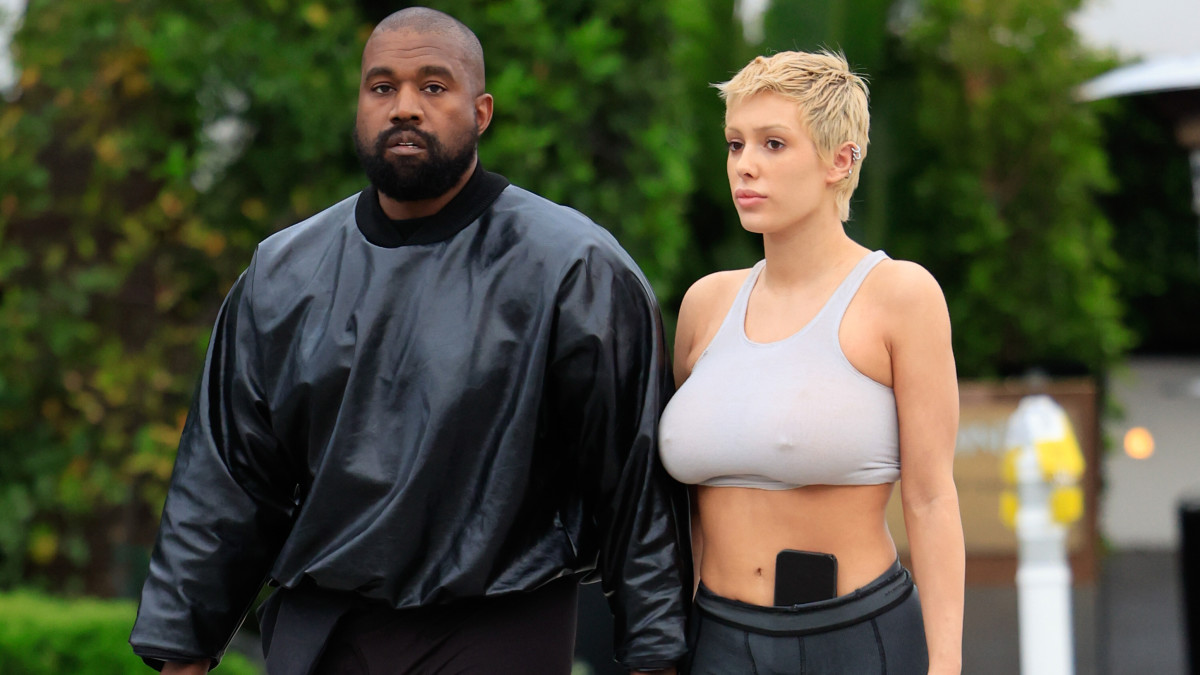 Kanye Westas Ir Bianca Censori: Nauja Šokiruojanti Nuotrauka Kanye Westas Ir Bianca Censori: Nauja Šokiruojanti Nuotrauka