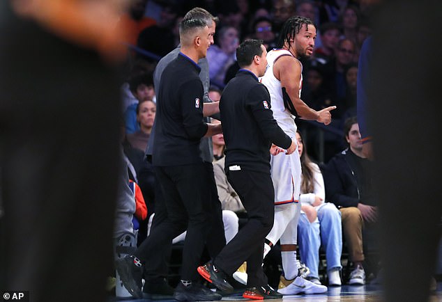 Knicks' Brunson Suffers Ankle Injury, Leaves Game Against Lakers Knicks' Brunson Suffers Ankle Injury, Leaves Game Against Lakers