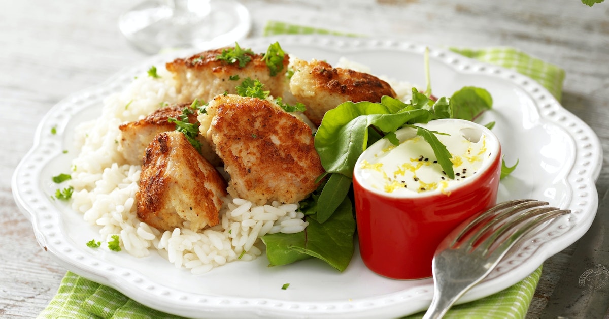 Krispiga Kycklingnuggets I Majsflingor: Recept & Enkel Kålsallad Krispiga Kycklingnuggets I Majsflingor: Recept & Enkel Kålsallad