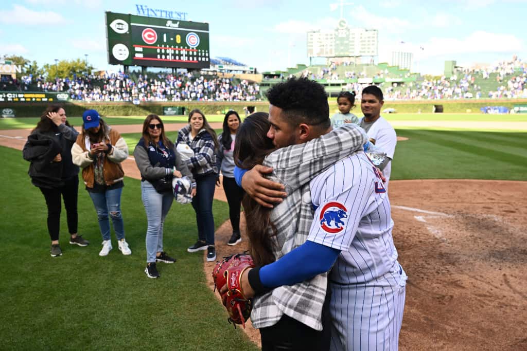 Lady And The Tramp: Cubs Fans' Hilarious Hot Dog Kiss Lady And The Tramp: Cubs Fans' Hilarious Hot Dog Kiss