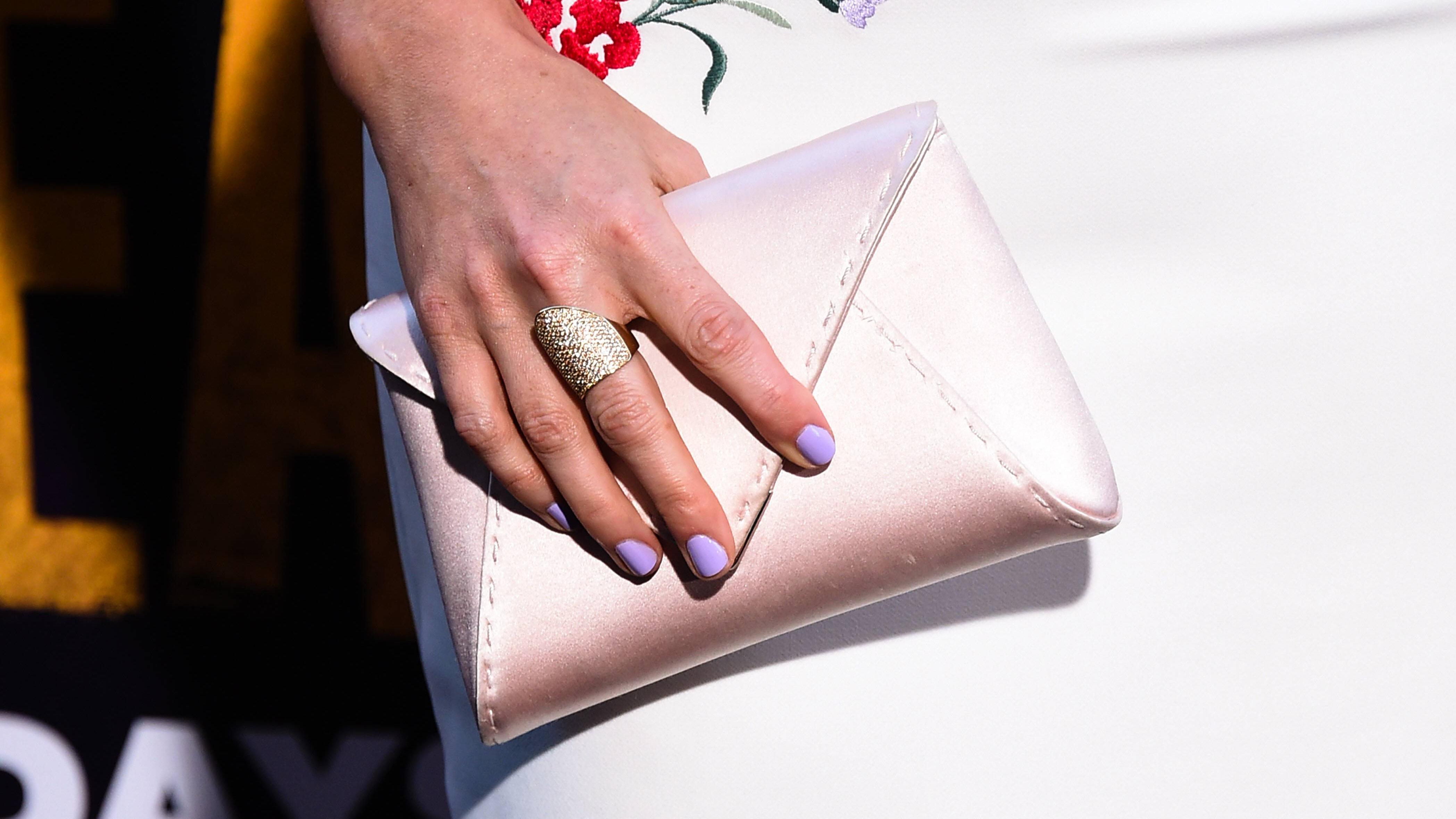 Lavender Milk Nails: So Gelingt Der Zarte Look Lavender Milk Nails: So Gelingt Der Zarte Look