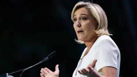 Le Pen Denounces Embezzlement Conviction As Witch Hunt At Paris Rally Le Pen Denounces Embezzlement Conviction As Witch Hunt At Paris Rally