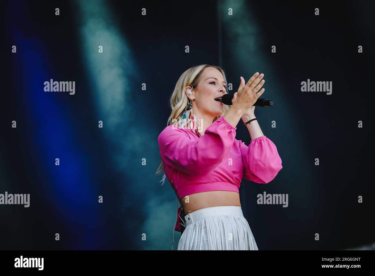 Le Phénomène Stéphane: Une Chanteuse Suisse Conquiert Paris Le Phénomène Stéphane: Une Chanteuse Suisse Conquiert Paris