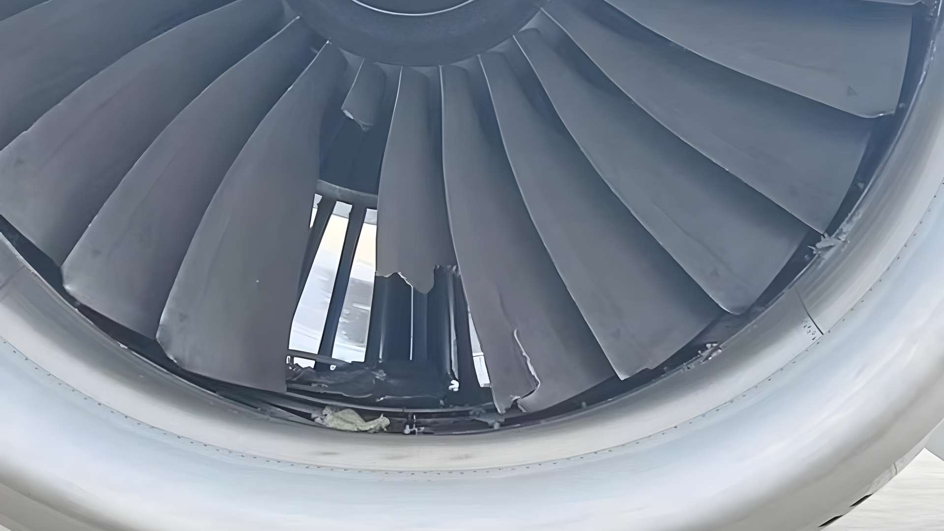 Lufthansa Co-pilot Fainting Incident: Flight Continues Without Pilot For 10 Minutes Lufthansa Co-pilot Fainting Incident: Flight Continues Without Pilot For 10 Minutes