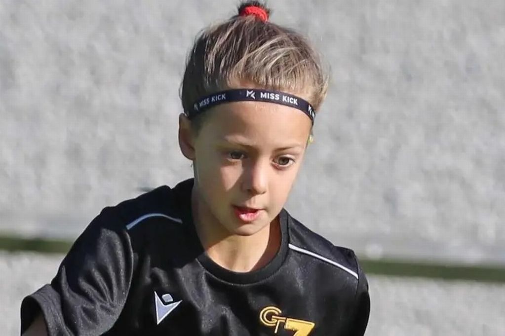 Manchester United Pays Tribute To 10-Year-Old Poppy Atkinson Manchester United Pays Tribute To 10-Year-Old Poppy Atkinson