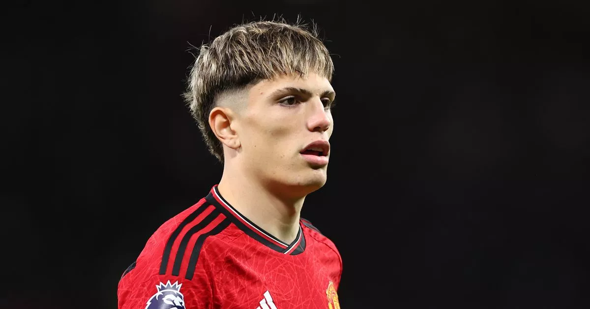 Manchester United's Garnacho Appears To Ignore Fan's Autograph Request Manchester United's Garnacho Appears To Ignore Fan's Autograph Request