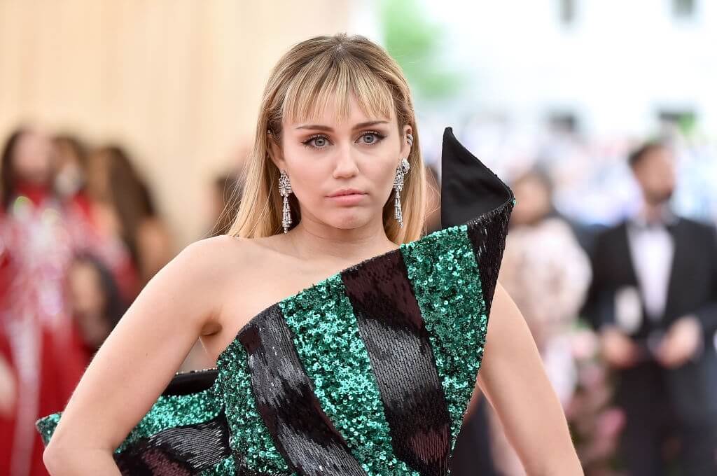 Miley Cyrus Distances Herself From Billy Ray Cyrus Amidst Family Drama Miley Cyrus Distances Herself From Billy Ray Cyrus Amidst Family Drama