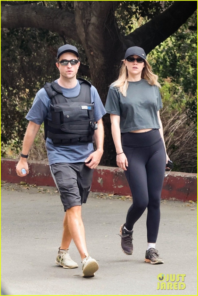 New Role: Robert Pattinson Practices Script With Suki Waterhouse New Role: Robert Pattinson Practices Script With Suki Waterhouse
