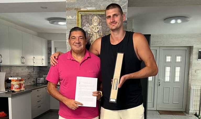 Никола Јокиќ Го Сретна Кевин Харт Никола Јокиќ Го Сретна Кевин Харт
