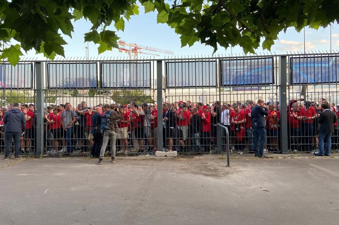 Oranjegekte Overneemt Liverpool: Titelstrijd Trekt Duizenden Fans Oranjegekte Overneemt Liverpool: Titelstrijd Trekt Duizenden Fans