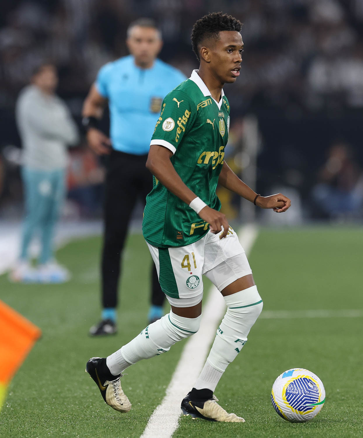 Palmeiras: Jogador Estêvão Vomita Na Altitude E Sai De Campo Palmeiras: Jogador Estêvão Vomita Na Altitude E Sai De Campo