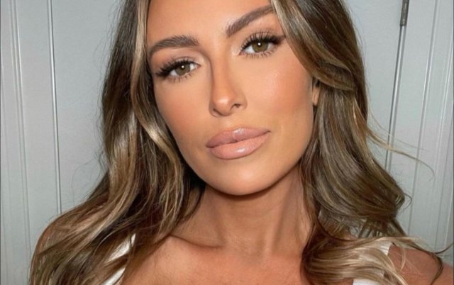 Paulina Gretzky's Chic Mini Dress: A Playdate Style Paulina Gretzky's Chic Mini Dress: A Playdate Style