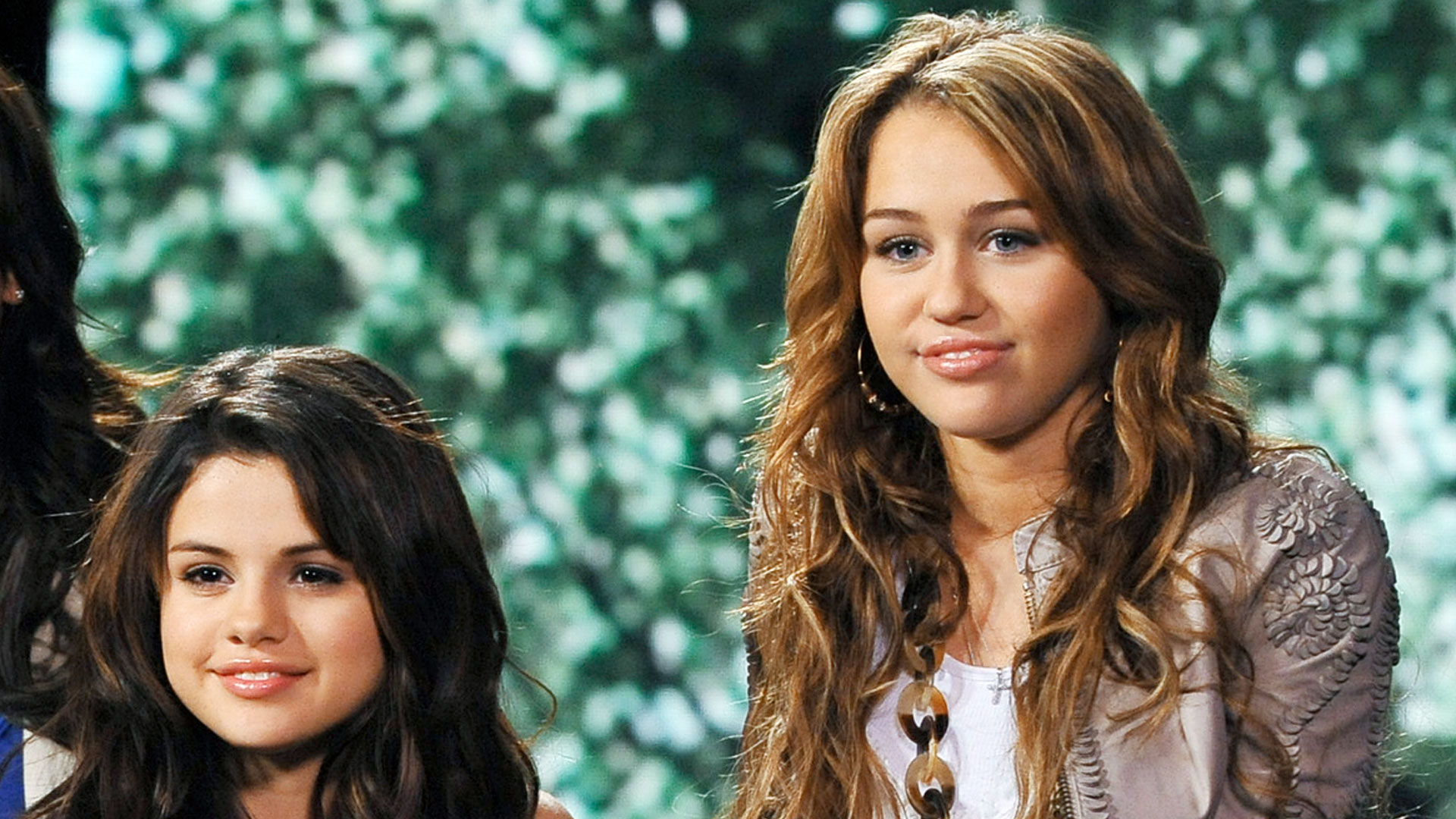 Perdamaian Selena Gomez Dan Miley Cyrus: Kencan Ganda Jadi Bukti? Perdamaian Selena Gomez Dan Miley Cyrus: Kencan Ganda Jadi Bukti?