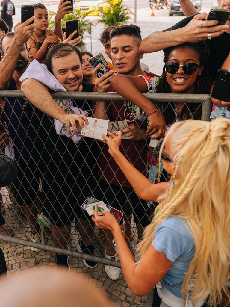 Public Condemns Fan For Inappropriate Kiss With Christina Aguilera Public Condemns Fan For Inappropriate Kiss With Christina Aguilera